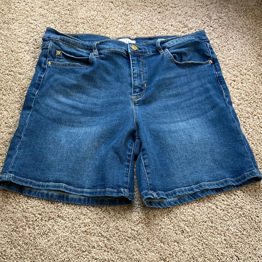 Like New Nicole Miller SOHO High Rise 7” Inseam Medium Blue Jean Shorts Size 12
